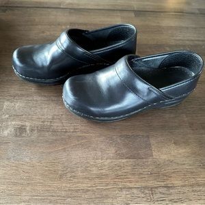 Dansko Black leather clog- women’s professional shoe size 37- (US 6.5-7)
